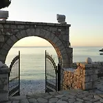 Lalloudes Hotel Mani فندق مبيت وإفطار