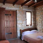 Lalloudes Hotel Mani فندق مبيت وإفطار