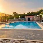 Lalloudes Hotel Mani 4*