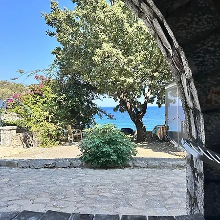 ベッド・アンド・ブレックファスト Lalloudes Seaside Sea And Pool View