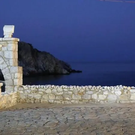Lalloudes Bed & Breakfast 3*