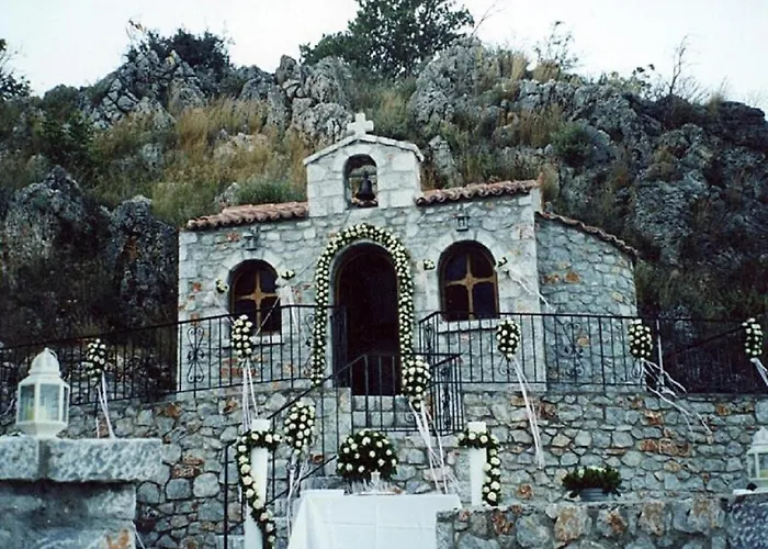 Lalloudes Hotel Mani Bed & Breakfast 4*