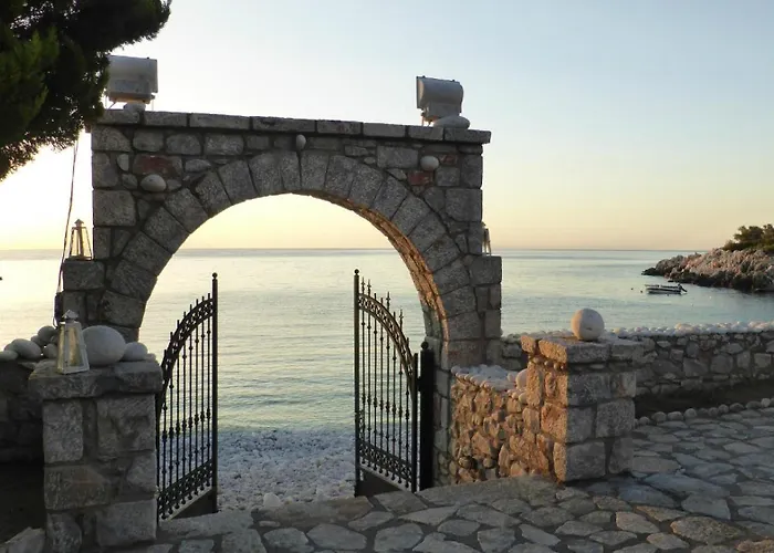 Lalloudes Seaside Suites Sea&Pool View Bed and breakfast