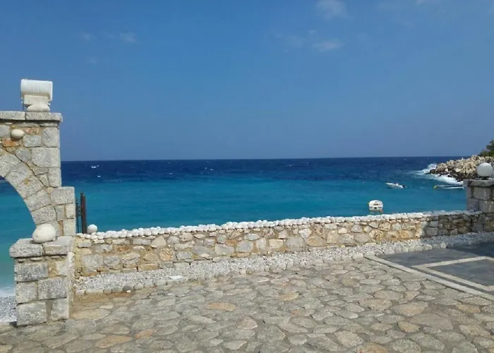 Alojamento de Acomodação e Pequeno-almoço Lalloudes Seaside Sea And Pool View