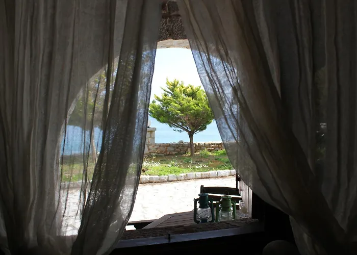 Lalloudes Seaside Sea And Pool View 住宿加早餐酒店 4*