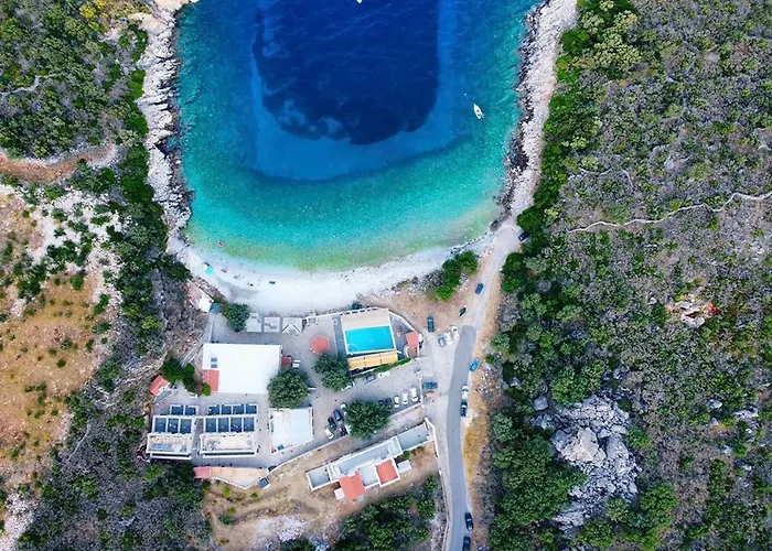 Bed and breakfast Lalloudes Seaside Suites Sea&Pool View 4*