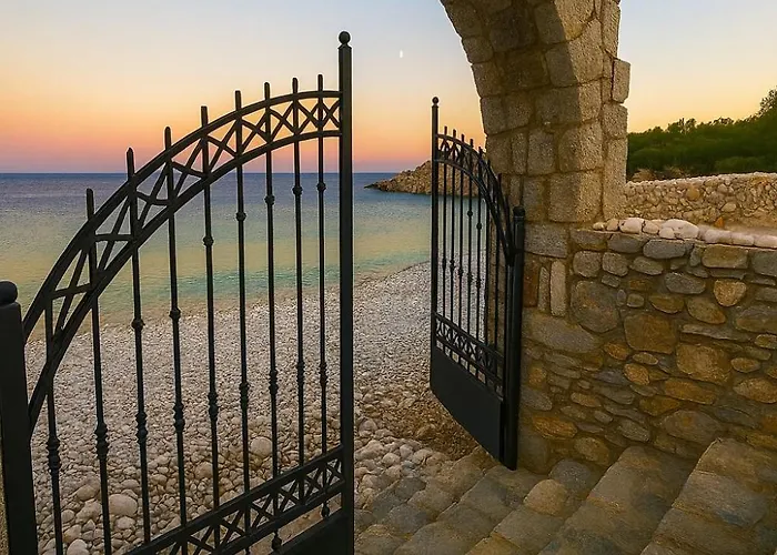 Bed and breakfast Lalloudes Seaside Suites Sea&Pool View