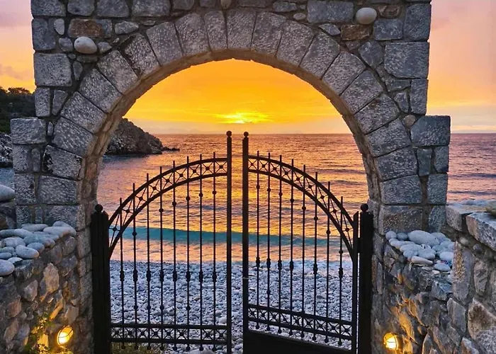 Bed and breakfast Lalloudes Seaside Suites Sea&Pool View 4*