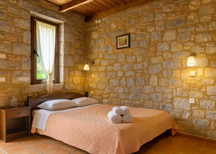 Bed and breakfast Lalloudes Seaside Suites Sea&Pool View 4*