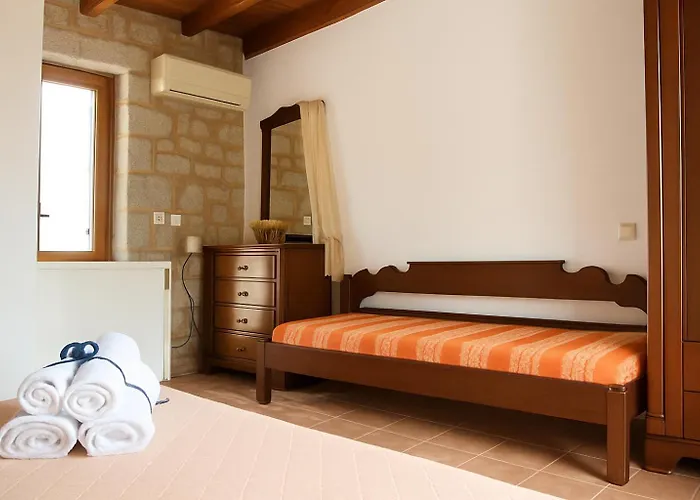 לינה וארוחת בוקר Lalloudes Seaside Sea And Pool View 4*