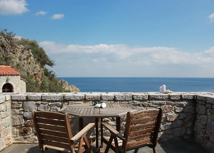 Bed and breakfast Lalloudes Seaside Suites Sea&Pool View