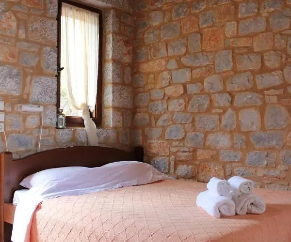 Bed and breakfast Lalloudes Seaside Suites Sea&Pool View 4*